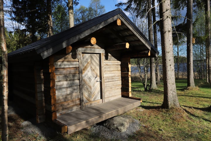 Tunnelmallinen aitta yöpymiseen 2 henkilölle,  lisämaksullinen.
