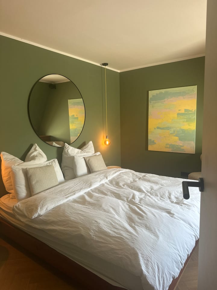 Accogliente camera da letto per rilassarsi dalle notti a Berlino. 