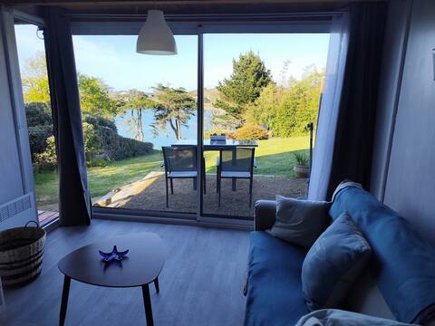 Popular Airbnb listing: "Beau Rivage" cottage, sea view and waterfront in Trébeurden