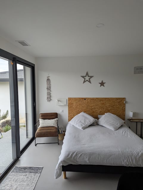 Independent studio with view of 3 Becs, lavender and quiet