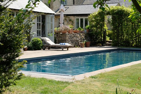 Cotswolds Home | Heated Pool, Garden & Walk to Pub
