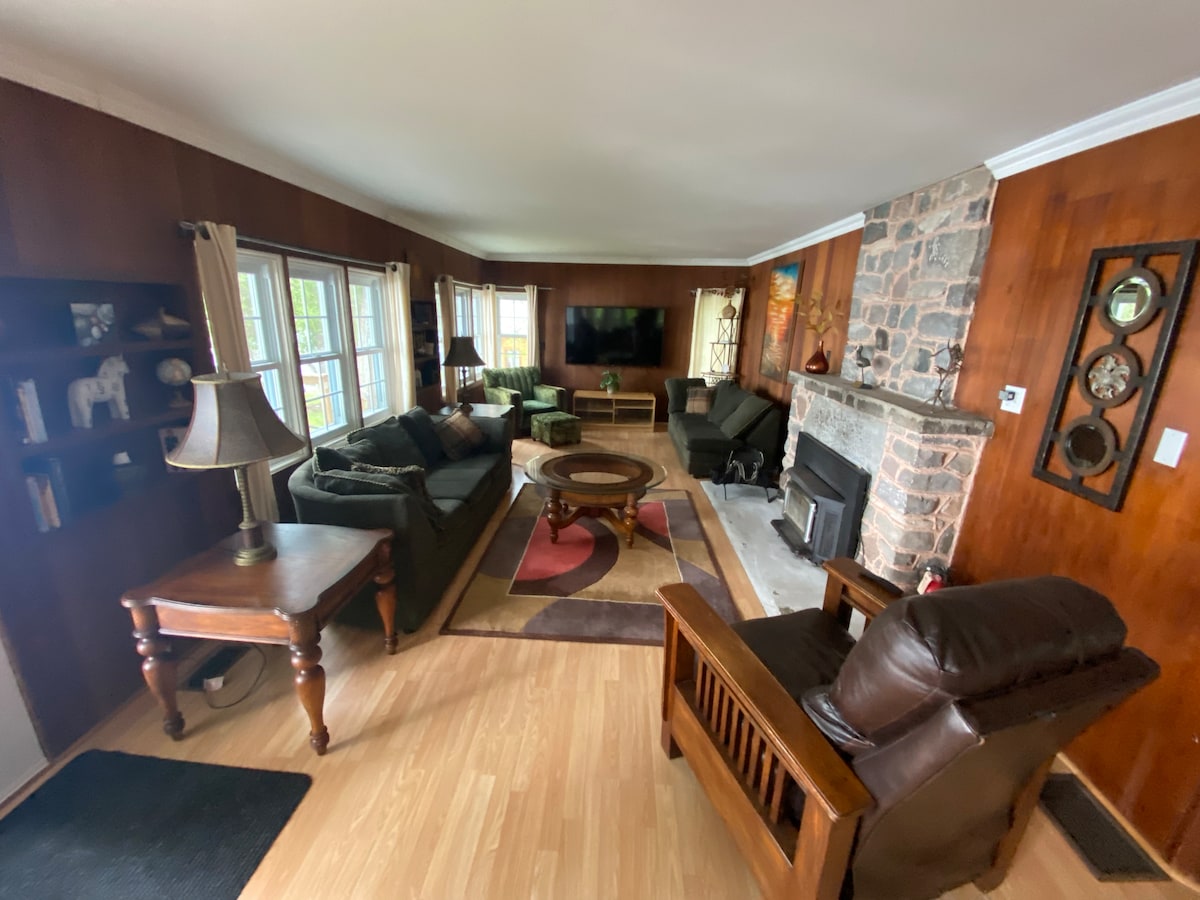 Hapësirë e mjaftueshme për familjet që të shpërndahen dhe të vizitojnë. 