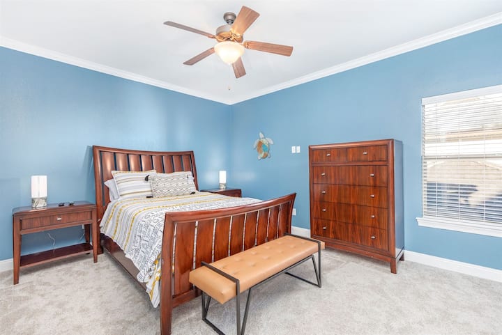 Dormitorio en el tercer piso con cama tamaño queen y baño completo privado