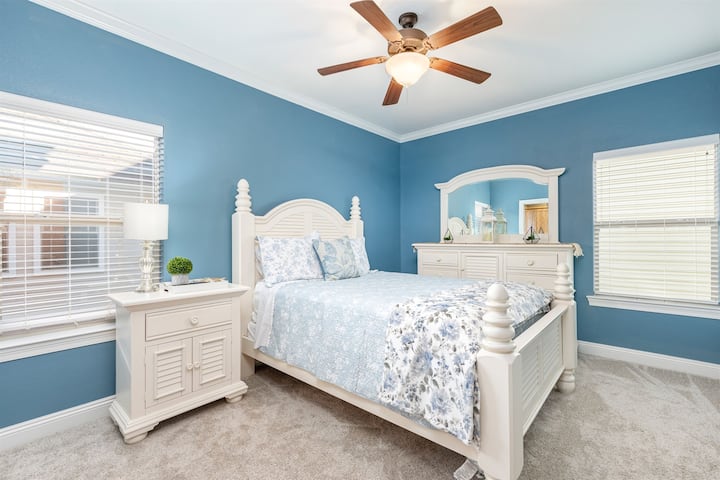 Dormitorio en el segundo piso con cama tamaño queen y baño completo privado