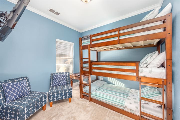 Dormitorio en la tercera planta con literas triples (camas individuales)