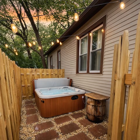 3 BR near DT Woodstock Square | Hot Tub & Arcades