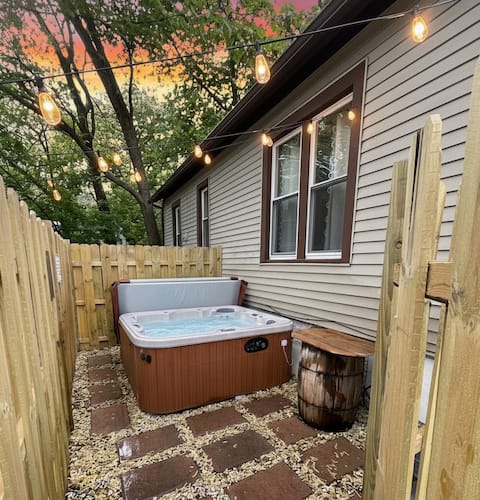 3 BR near DT Woodstock Square | Hot Tub & Arcades