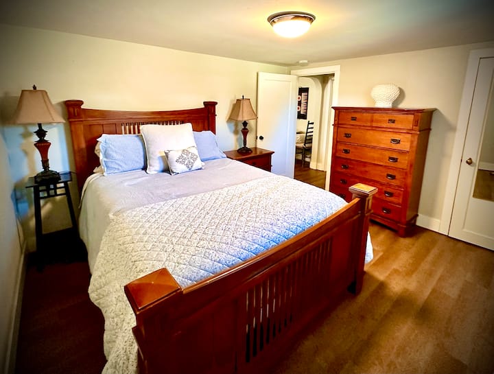 ห้องนอนแรกของคุณมีเตียงควีนไซส์ กระจกสูงเต็มตัว ตู้ลิ้นชักและผ้าห่มเสริม ตะกร้าผ้า พัดลม และอื่นๆ ในตู้เสื้อผ้า 