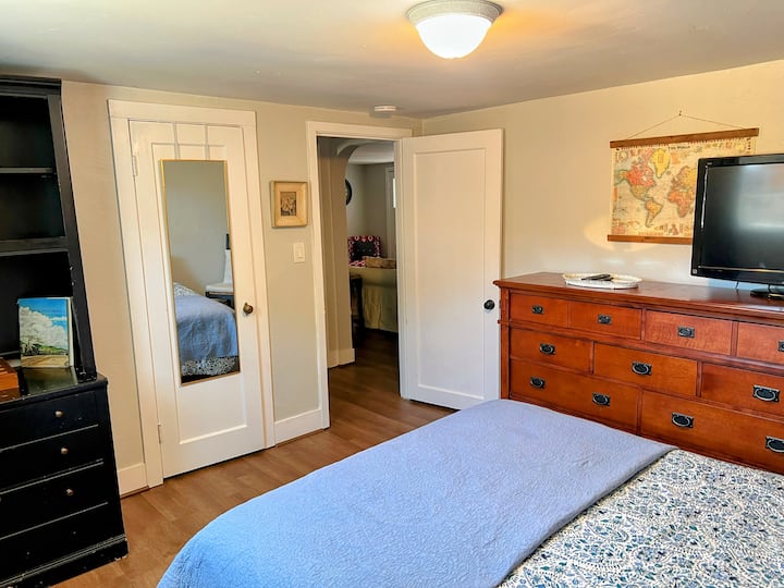 ตู้เสื้อผ้ามีเตารีด/โต๊ะรีด ตะกร้าผ้า และอื่นๆ