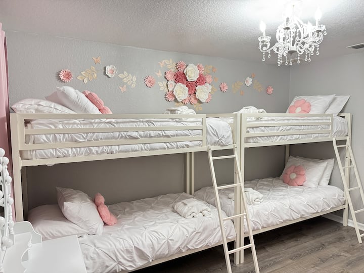 Gdje bajke oživljavaju! ✨ The Princess room has a beautiful Pottery Barn luster and delicate flower accents, creating the perfect space for your little one to feel like royalty.  #PrincessRoom #DisneyVibes #FamilyGetaway