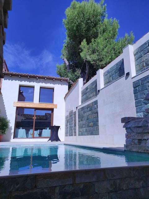 Country house with a pool-jacuzzi, oven-fireplace, and patio