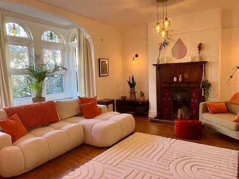 Top Airbnb: Large 5-bed home with cats, garden & terrace! in Brislington West