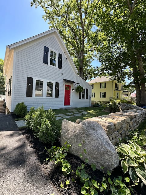 Dog Friendly 3 BR Kennebunkport Cottage + Deck/BBQ