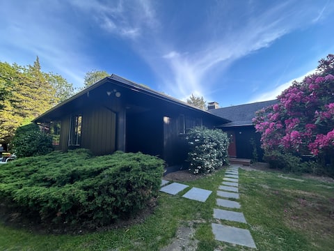 Light, spacious 3bdr home steps to Wades Beach