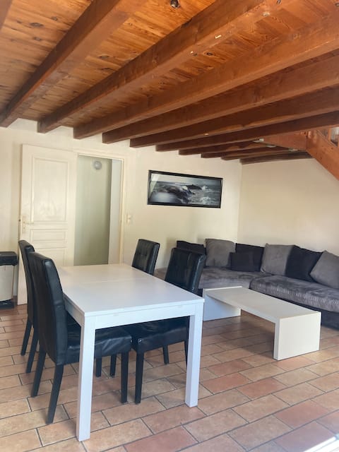 Quiet house at the edge of the woods. Access A13-A14