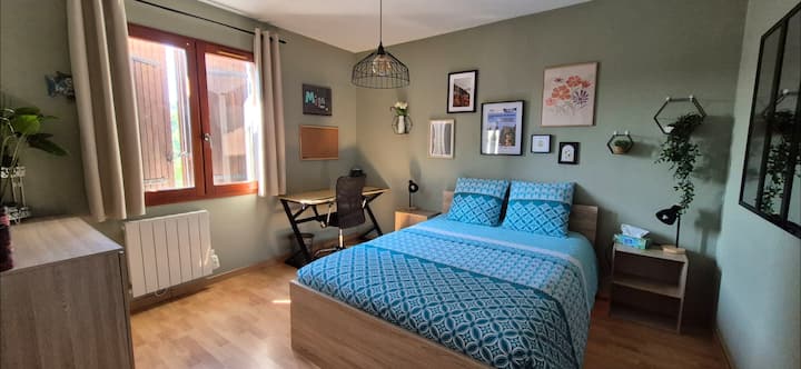 Спалня с легло с размери 140x190 см, душ и гардероб/дрешник