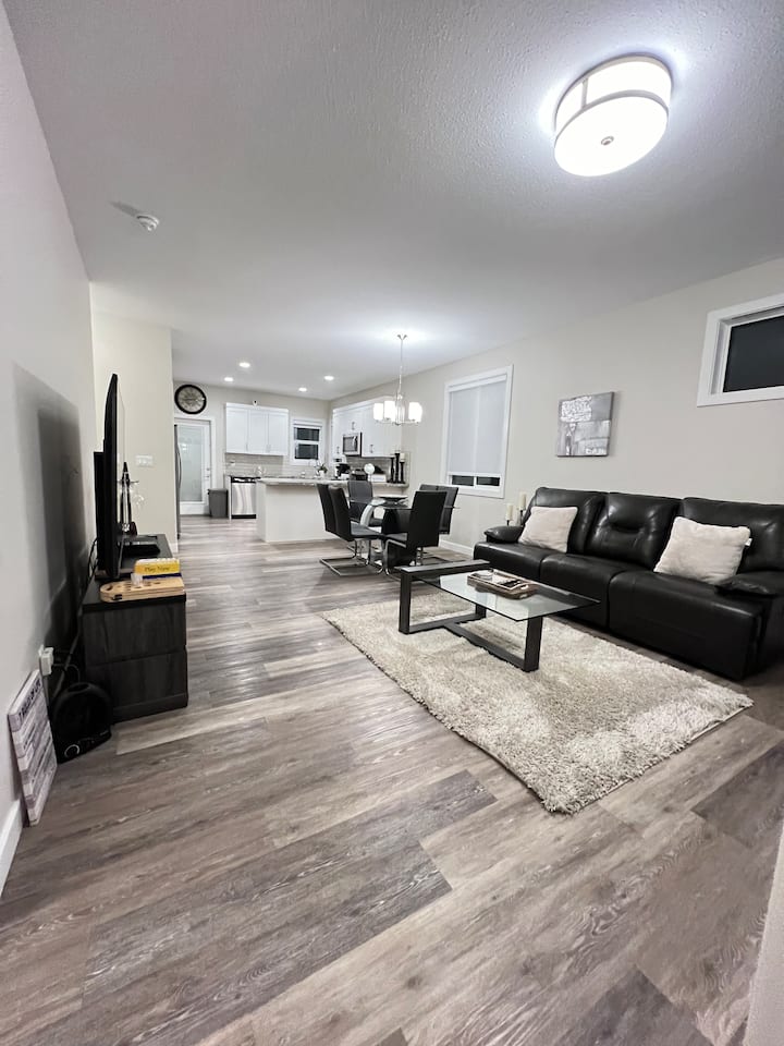 New Executive Home Amazing Hot Tub And Games Area! - Red Deer