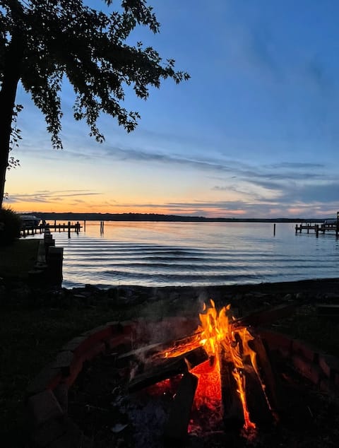Waterfront Oasis w/ Dock, Sunset Views & Arcade
