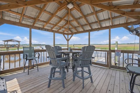 Crabbin Cabin * Spacious, Seasonal Riverside Home