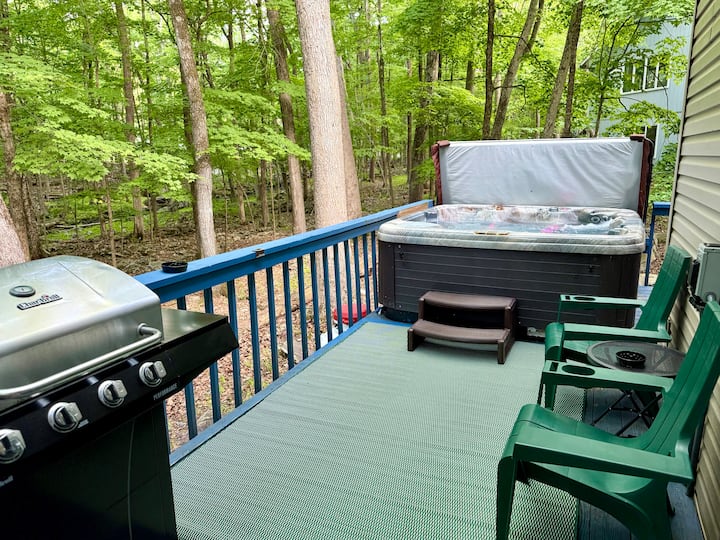 Peaceful Poconos Home: Hottub, Games, Pet Friendly - East Stroudsburg