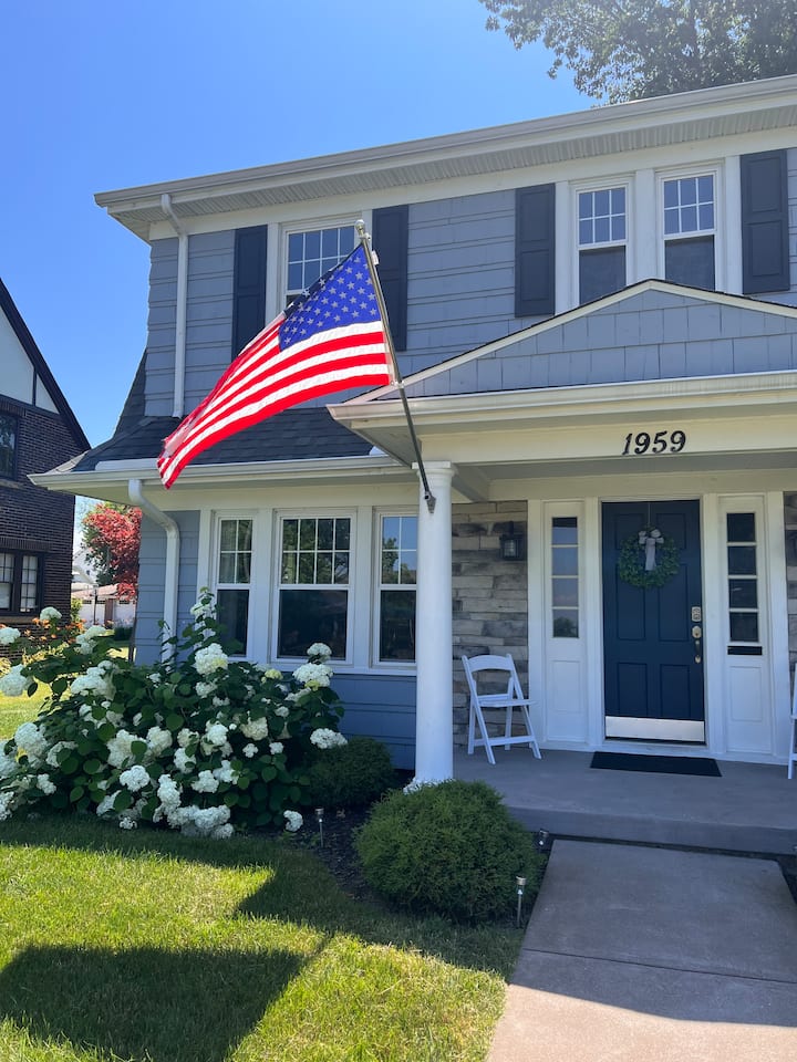 The Blue House With Lake Views And Nearby Beach! - Erie, PA