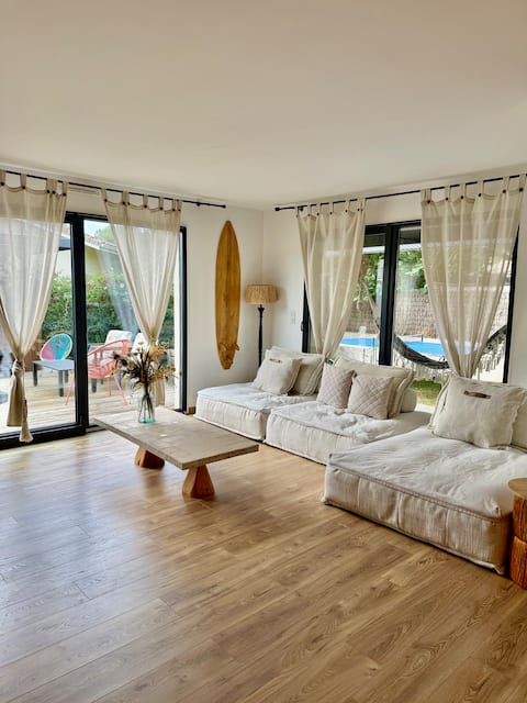 Splendid 4 bedroom villa, heated pool and jacuzzi