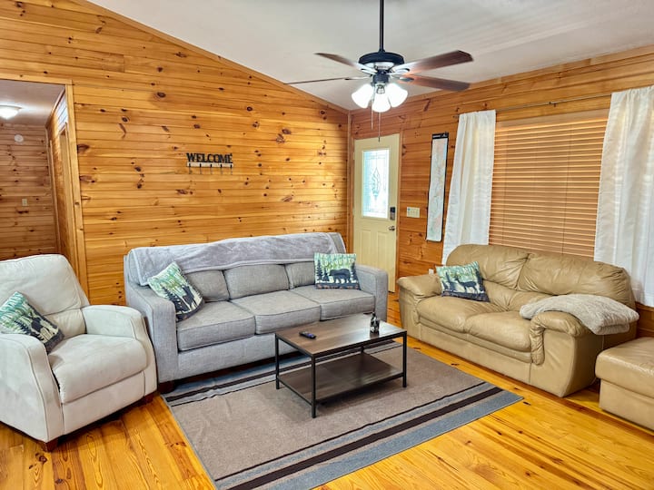 Charming 1-story Cabin Near College- King Suite - Young Harris, GA