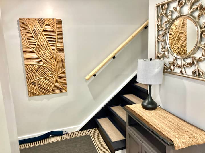 Downtown 2br 1.5 Bath
Townhouse Charm - Massachusetts