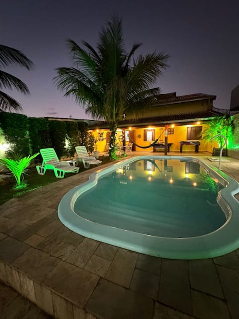 Casa com quatro quartos, cinema, sala de TV, área de Jogos, espaço gourmet, piscina, lavanderia comp