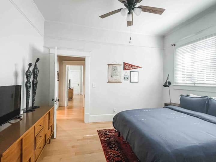Encore une autre chambre avec lit king size qui vous offre de nombreuses options pour dormir.