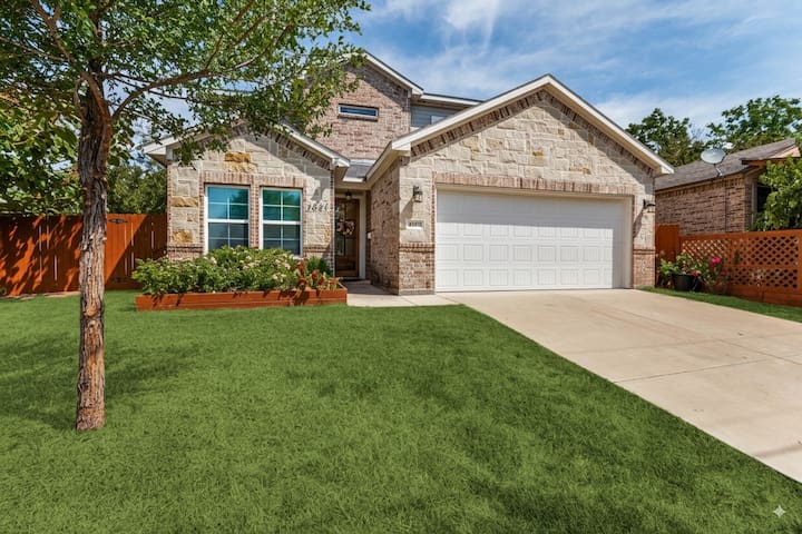 The Retreat:hot tub,pool,near DT and Uptown Dallas