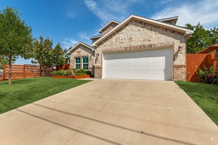 The Retreat:hot tub,pool,near DT and Uptown Dallas