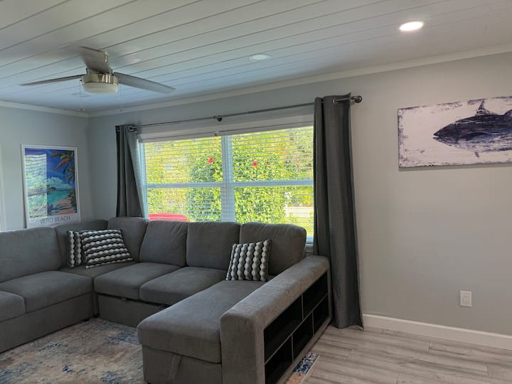 Completely Remodeled 2/1.  3 Min To Beach W/ Dock. - Vero Beach, FL