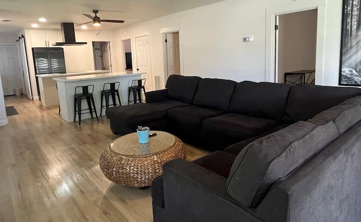 Wanderlust Home (65” Smart Tv & All King Beds) - Riverside, CA