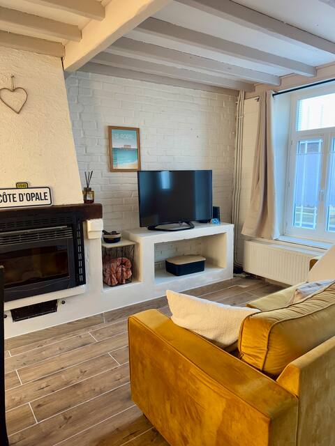 Top performing Airbnb: Stay with family & friends • Beach within walking distance + foosball in Le Portel