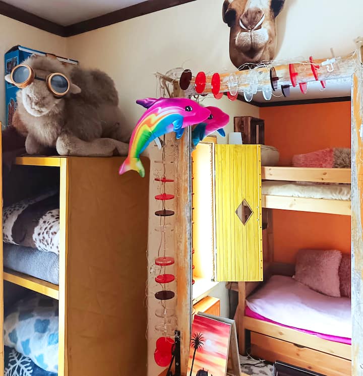 ห้องบูทีคพร้อมพื้นที่เรียน/เล่น เตียงสองชั้นที่สะดวกสบายและกระจกที่มีแสงในเทพนิยาย เหมาะสำหรับผู้เข้าพักหนุ่มสาว! ธีมที่ไม่เหมือนใครและมีพื้นที่กว้างขวาง จองที่พักไปโลเวอร์ซิลีเซีย!