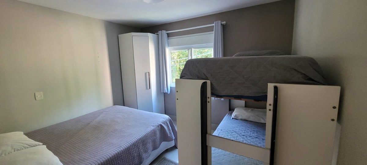 Აპარტამენტი მაქსიმუმ 4 ადამიანისთვის : ორადგილიანი ორადგილიანი საწოლი და ორსართულიანი საწოლი. 