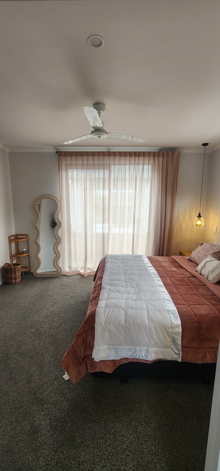 magandang komportableng tuluyan na may superking bed, tv at ensuite.  Direktang may access ang kuwarto sa spa