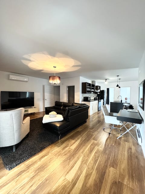 Top performing Airbnb: Spacious 4 Bedroom, A/C, Free parking in La Haute Saint Charles