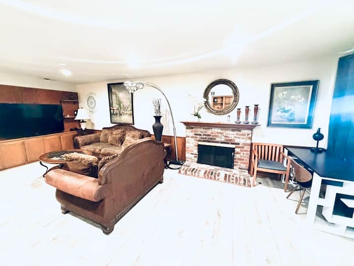 สภาพปัจจุบันของห้องนั่งเล่น - มีโซฟาเดิม 2 ตัววางอยู่ในห้องนั่งเล่น รูปภาพที่แสดงโซฟา 2 ตัว + เก้าอี้เท้าแขนเป็นเพียงการสาธิตเท่านั้น (เก้าอี้เท้าแขนขนาดเล็ก 1 ตัวถูกนำมาจากหนึ่งในห้องนอน) 