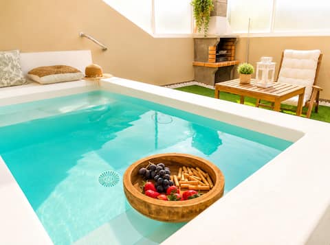 Romantic Oasis. With a swimming pool and private barbecue.