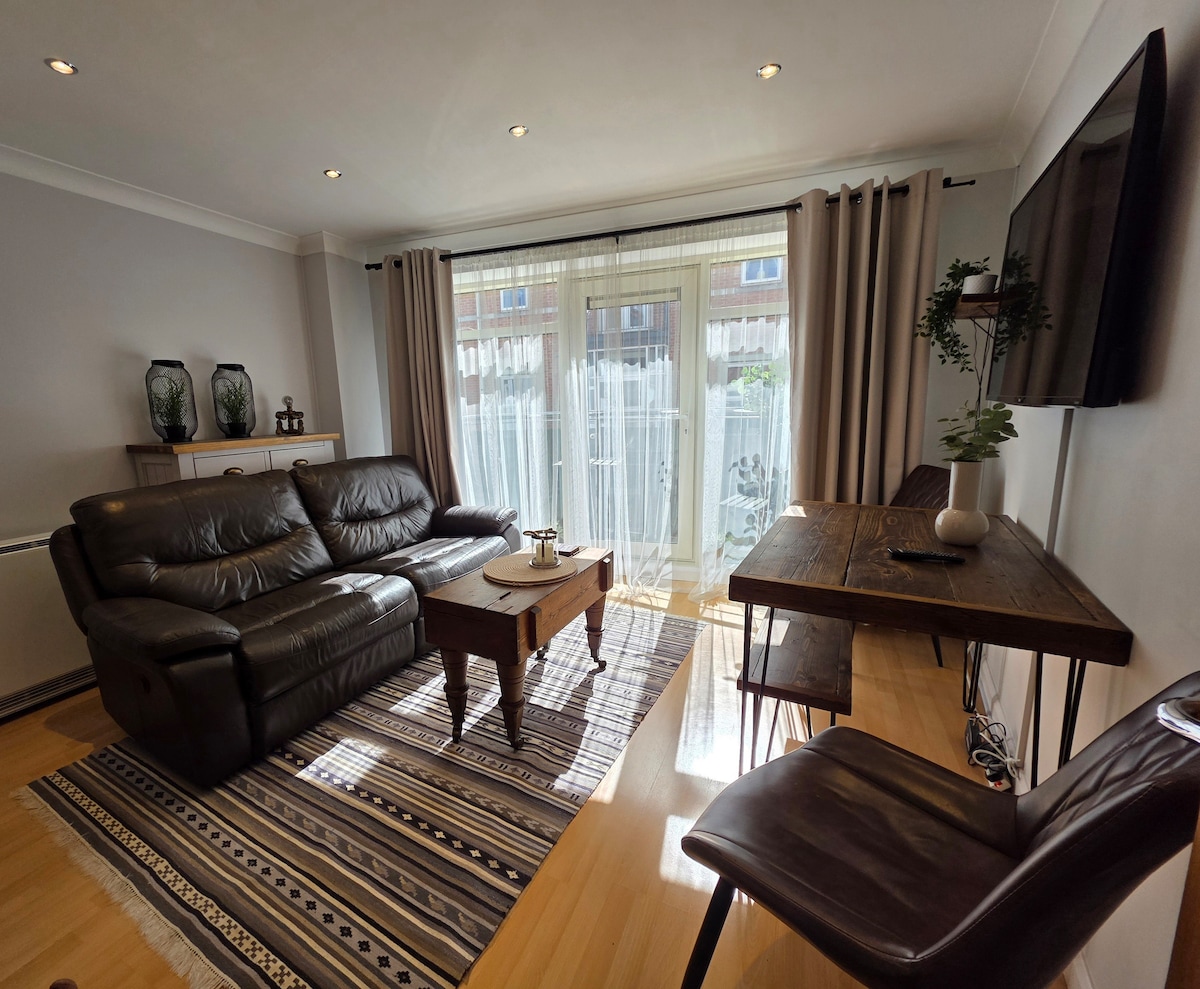 Top Airbnb: Modern apartment in city centre. Secure parking! in Fulford