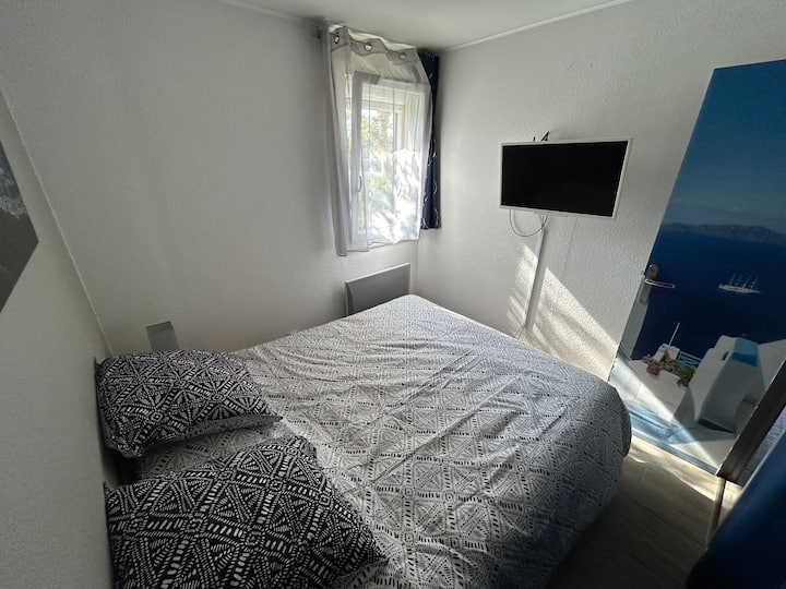 Bedroom with TV 