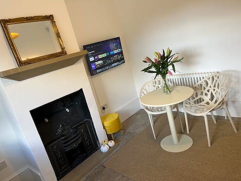 Successful Airbnb property: Beautiful annex at Grade II Georgian property! in Wakefield