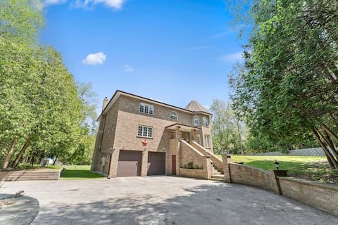 Luxurious Sauble Beach Cottage: Hot Tub, Huge Deck