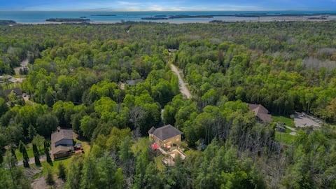 Luxurious Sauble Beach Cottage: Hot Tub, Huge Deck