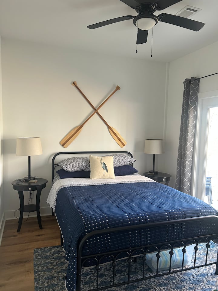 Accesso al patio posteriore/vasca idromassaggio dalla camera da letto.  