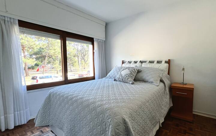 Une chambre lumineuse, avec vue sur la verdure et une atmosphère qui invite à la détente.
