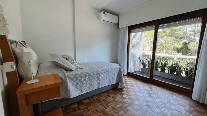 Un espace polyvalent : un lit pendant la journée, deux pour dormir. Et toujours, la vue sur les arbres marquant le rythme lent.