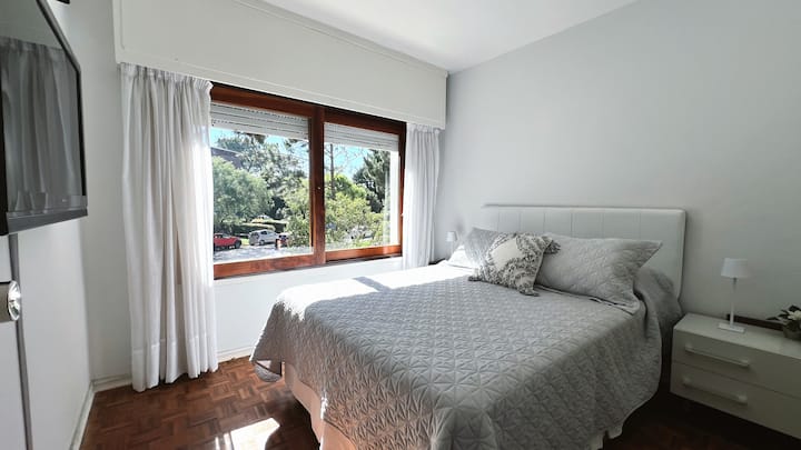 Une chambre claire et sereine, où le vert vous accompagne et où le repos est facile.